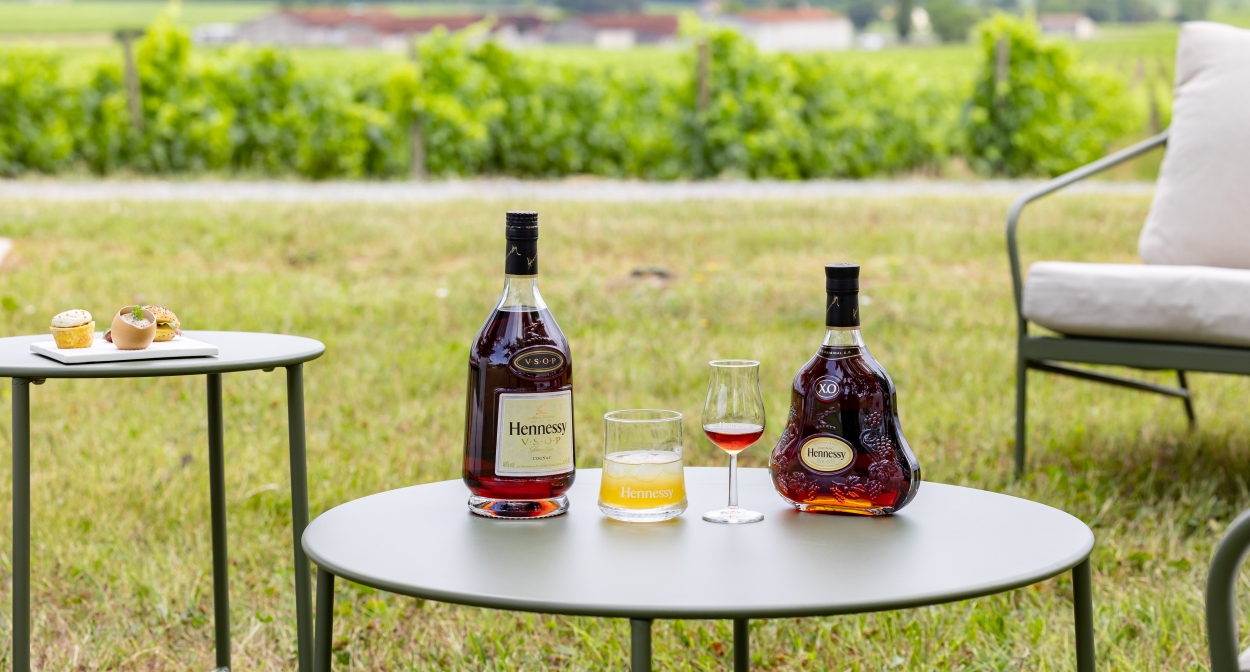 Hennessy cognac tasting in the vineyard ©Jas Hennessy & Co / Jonathan Photography