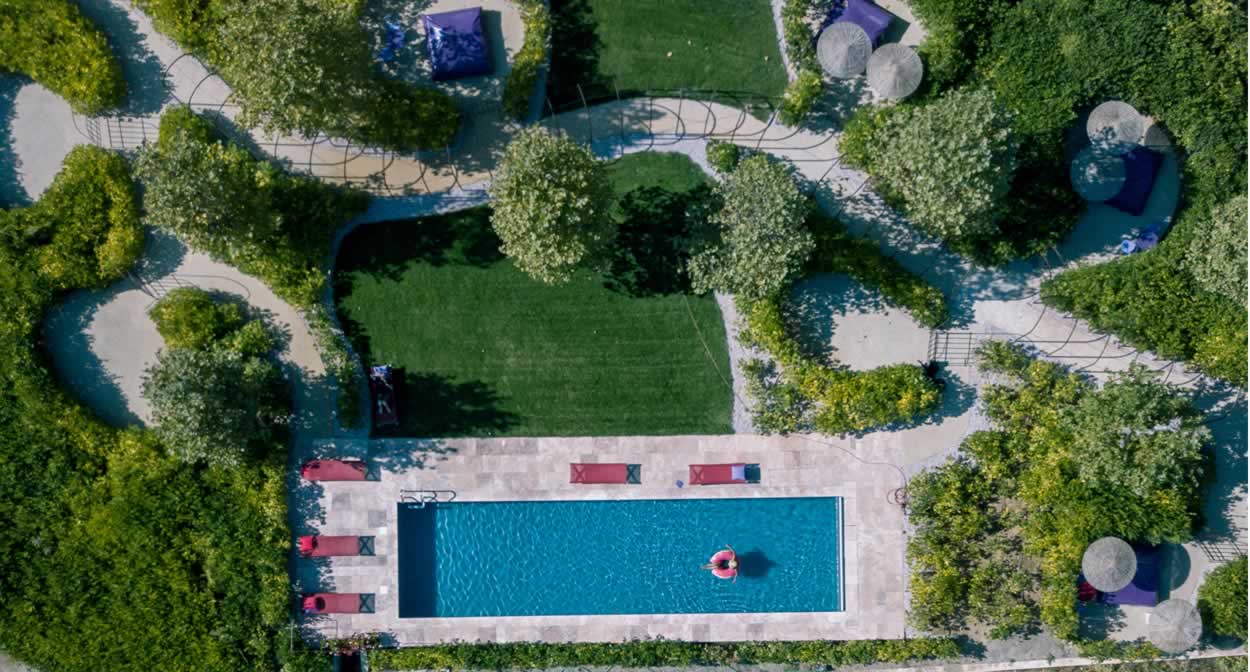 The swimming pool at the Domaine du Château Castigno © Village Castigno