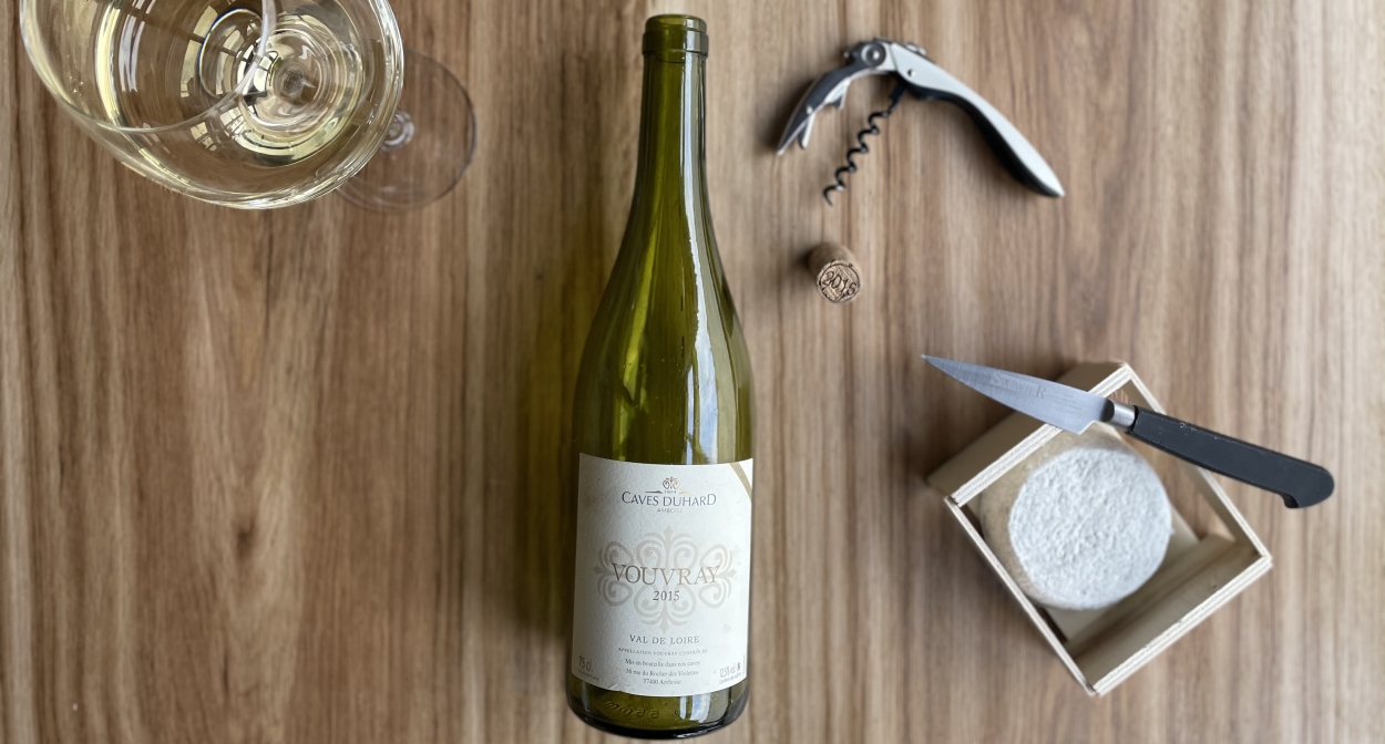 A Vouvray 2015 paired with ripe goat’s cheese © Caves Ambacia