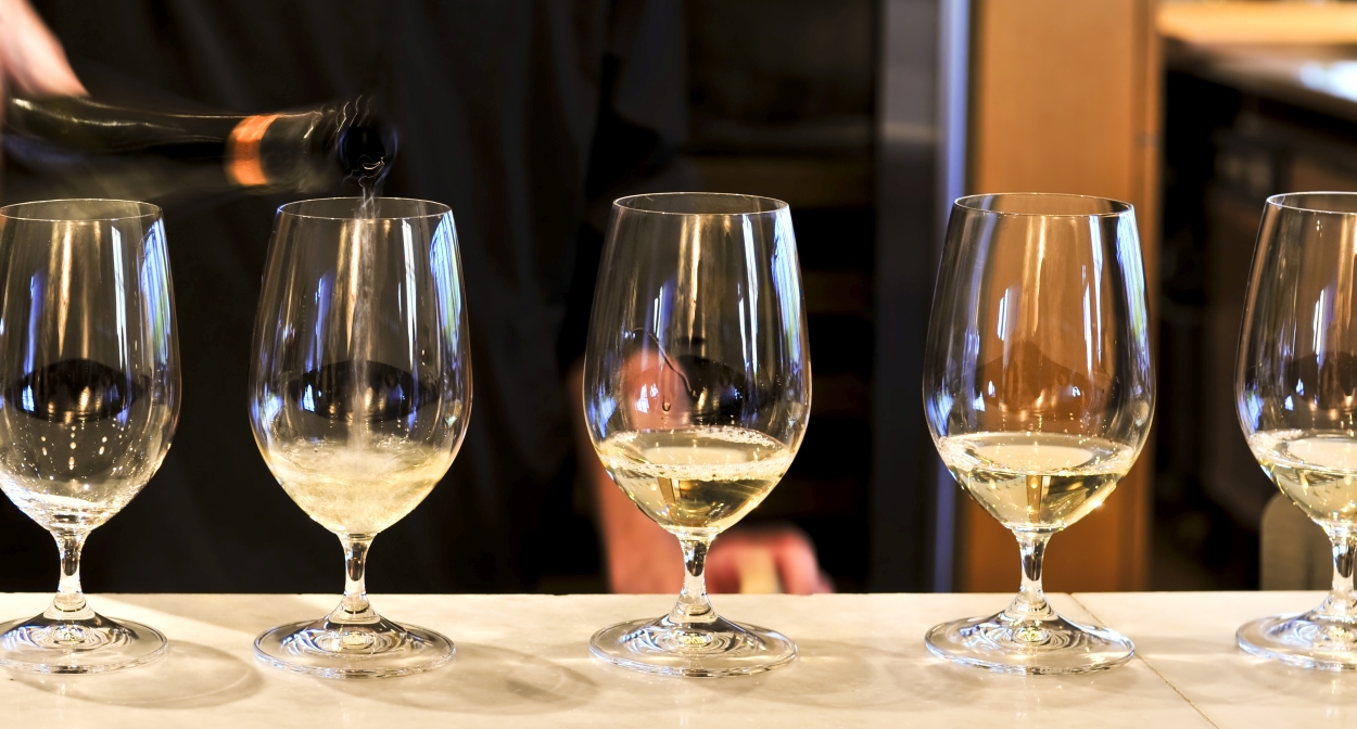 Tasting whites from Alsace © Ophorus