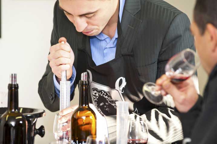 Atelier créez votre vin B winemaker chez Bernard Magrez Bordeaux ©DR