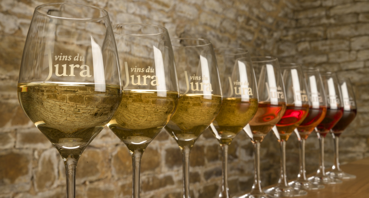 Tasting in the Jura wine region © Jura Tourisme