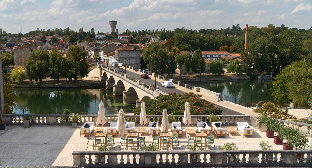 Dégustation à Cognac avec vue sur le fleuve Charente ©Théo Schumann