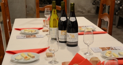 Table in the wine and cheese tasting workshop © Domaine Gérard BRISSON
