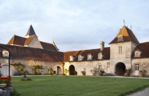Château de Béru Bourgogne courtyard ©ChâteaudeBéru