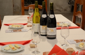 Table in the wine and cheese tasting workshop © Domaine Gérard BRISSON