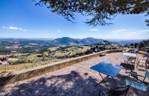 Wine estate with a view on the Dentelles de Montmirail © Thomas OBRIEN