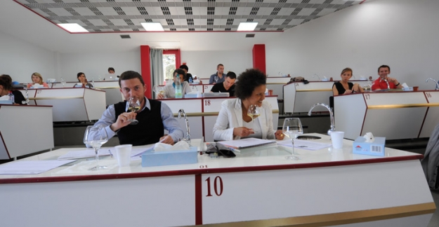Cours d'oenologie à l'Université de Suze-la-Rousse vallée du Rhône 
