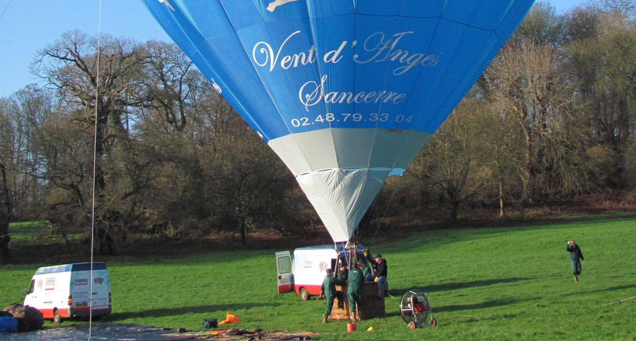 Hot-air balloon prepares for lift off ©Vent d’Anges