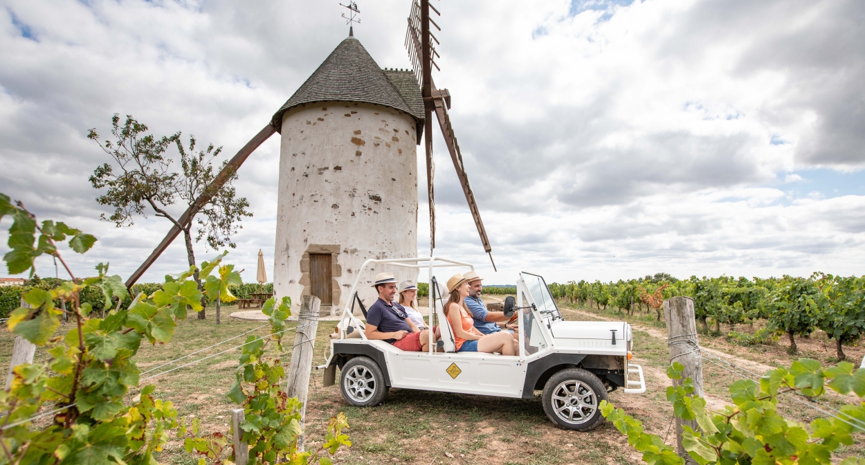 En voiturette électrique dans les vignes du vignoble Mourat © simonbourcier.com-Vendée Expansion
