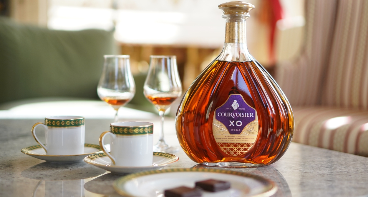 XO Cognac, Bourbon coffee and chocolates with slivers of caramel © Courvoisier